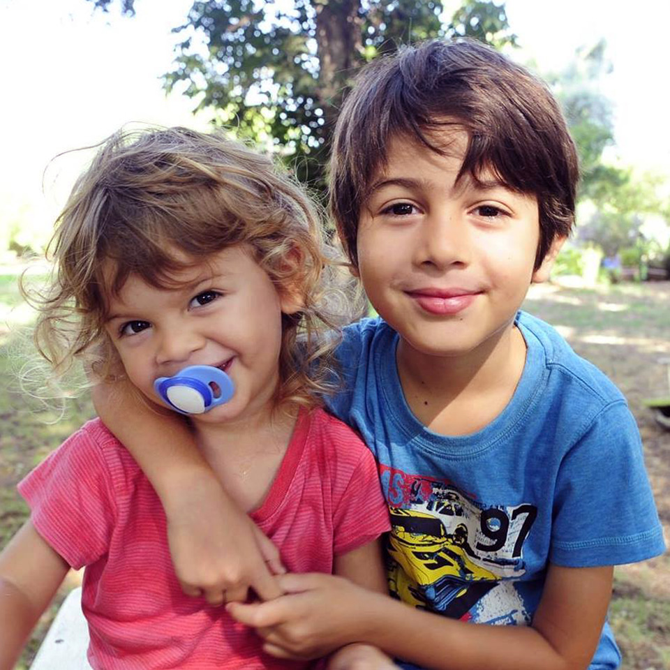 צילום חזיתי של שני ילדים מחובקים